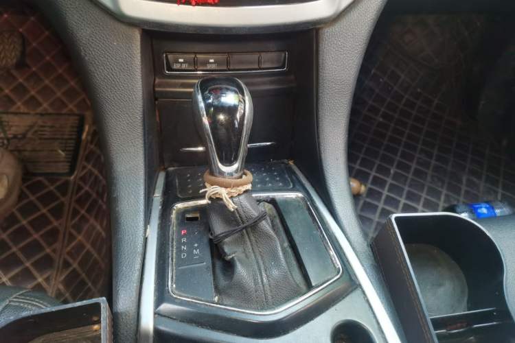 Used JMC Yusheng S350 2013 2.4T Automatic 2WD Diesel Luxury Edition 5 Seats Gear Lever