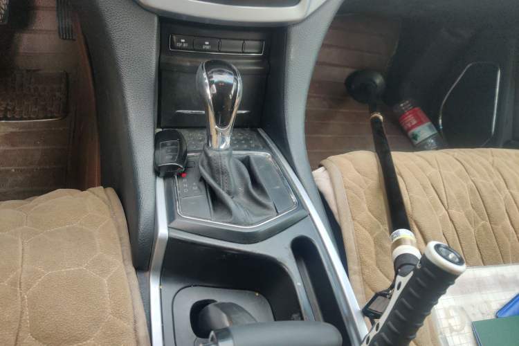 Used JMC Yusheng S350 2013 2.4T Automatic 2WD Diesel Luxury 7-Seater Gear Lever