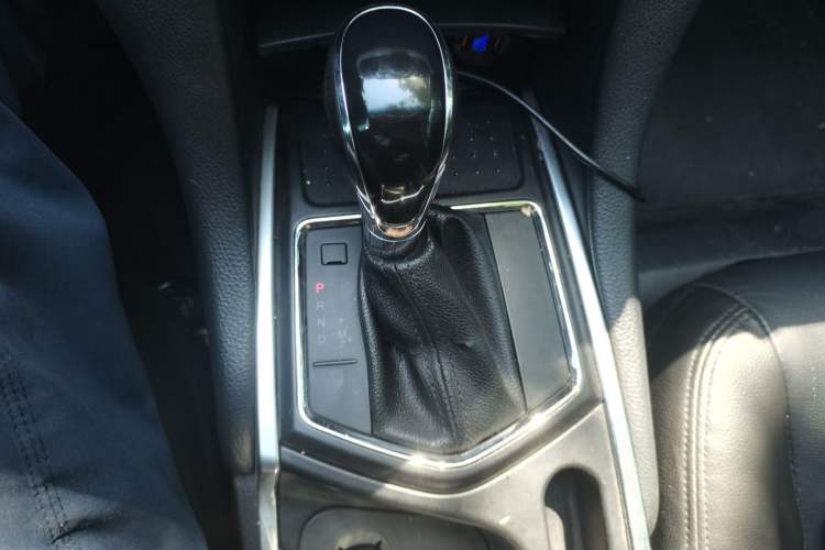 Used JMC Yusheng S350 2013 2.4T Automatic 4x4 Diesel Luxury 5-Seater Gear Lever