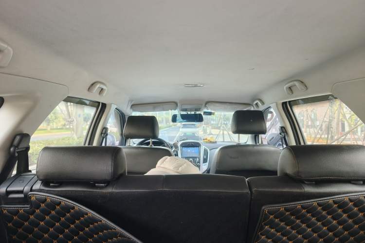 Used JMC Yusheng S350 2013 2.4T Manual Two-Wheel Drive Diesel Luxury 7-Seater Headliner