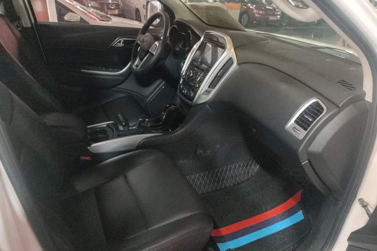 Used JMC Yusheng S350 2013 2.4T Automatic 2WD Diesel Luxury Edition 5 Seats Interior 1
