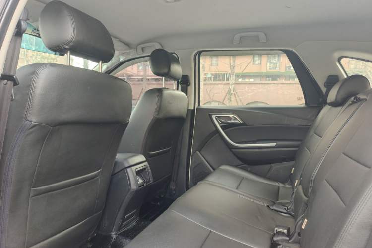 Used JMC Yusheng S350 2013 2.4T Manual Two-Wheel Drive Diesel Luxury 7-Seater Interior 1