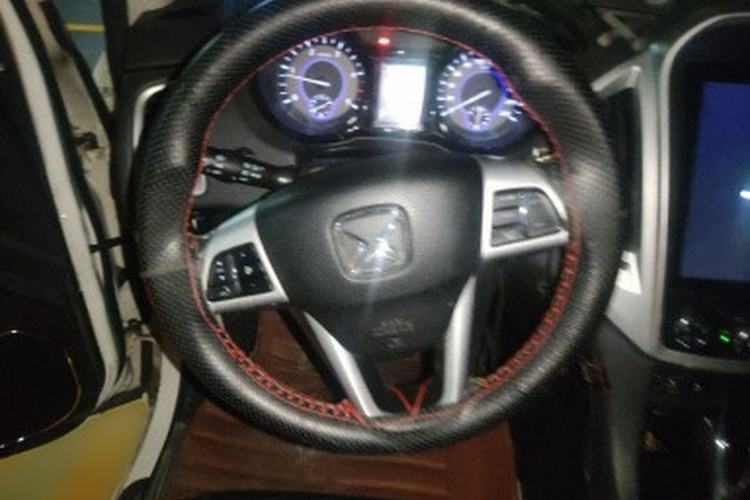Used JMC Yusheng S350 2013 2.4T Automatic 2WD Diesel Ultra-Luxury 7-Seater Interior 2