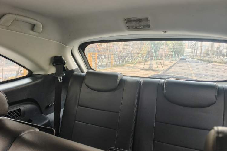 Used JMC Yusheng S350 2013 2.4T Manual Two-Wheel Drive Diesel Luxury 7-Seater Interior 2