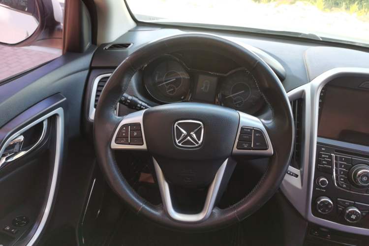 Used JMC Yusheng S350 2013 2.4T Automatic 2WD Diesel Luxury Edition 5 Seats Interior 3