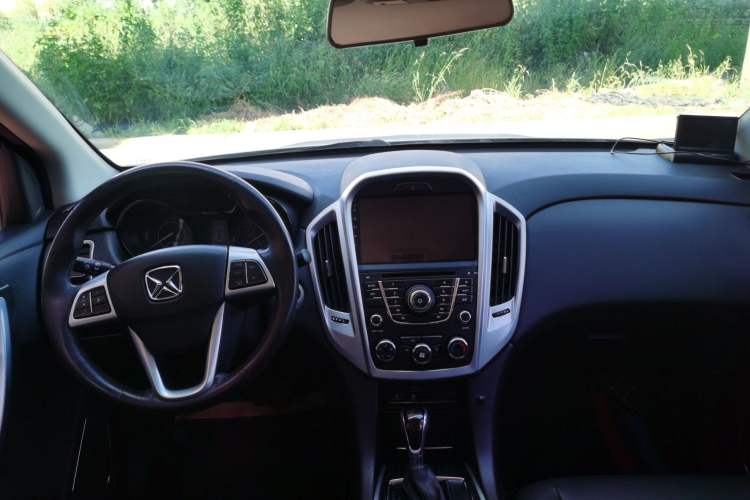Used JMC Yusheng S350 2013 2.4T Automatic 2WD Diesel Luxury Edition 5 Seats Interior 4