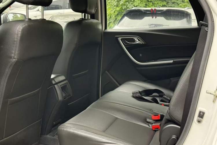 Used JMC Yusheng S350 2013 2.4T Automatic 2WD Diesel Luxury Edition 5 Seats Interior 4