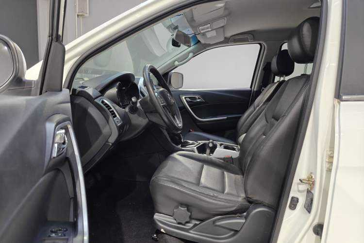 Used JMC Yusheng S350 2013 2.4T Automatic 2WD Diesel Luxury Edition 5 Seats Interior 5