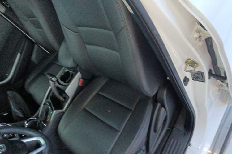Used JMC Yusheng S350 2013 2.4T Automatic 2WD Diesel Luxury Edition 5 Seats Left Front Seat