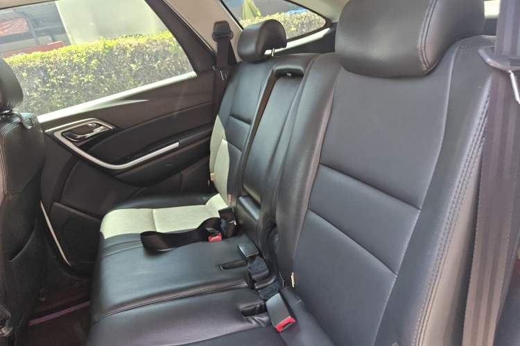 Used JMC Yusheng S350 2013 2.4T Automatic 2WD Diesel Luxury Edition 5 Seats Left Rear Seat