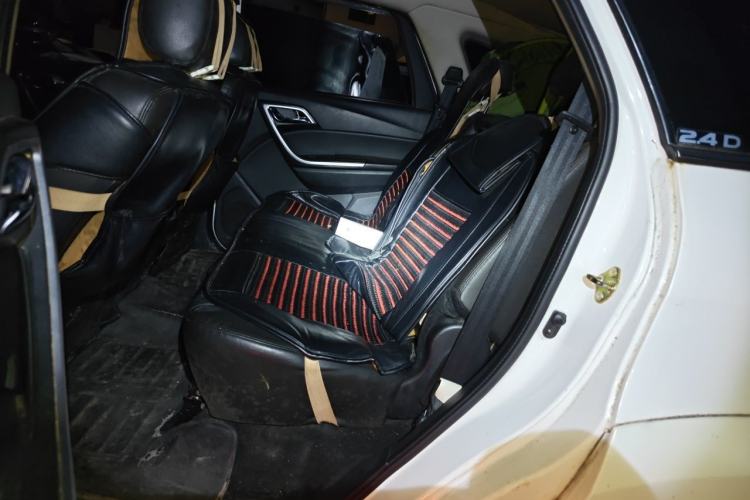 Used JMC Yusheng S350 2013 2.4T Automatic 2WD Diesel Luxury Edition 5 Seats Left Rear Seat