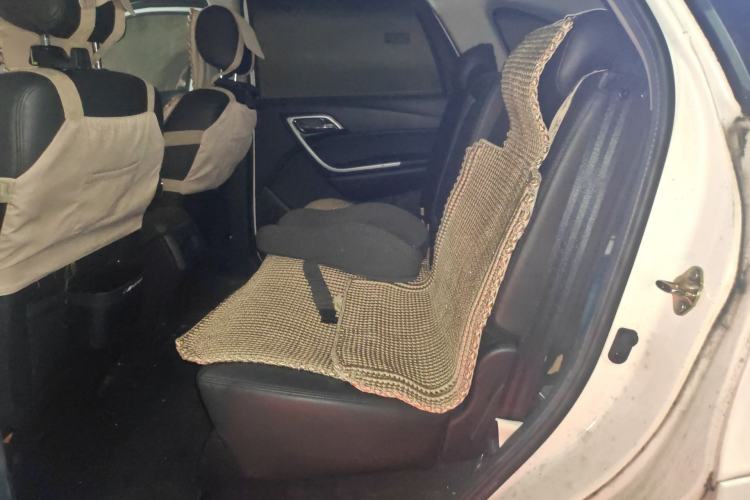 Used JMC Yusheng S350 2013 2.4T Automatic 2WD Diesel Luxury Edition 5 Seats Left Rear Seat