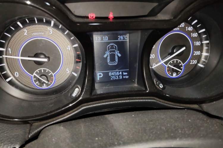 Used JMC Yusheng S350 2013 2.4T Automatic 2WD Diesel Luxury 7-Seater Odometer Close Up