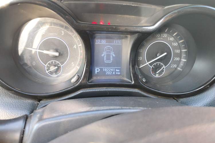 Used JMC Yusheng S350 2013 2.4T Automatic 2WD Diesel Luxury Edition 5 Seats Odometer Close Up
