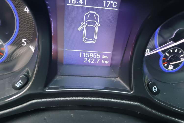 Used JMC Yusheng S350 2013 2.4T Manual 4x4 Diesel Luxury 7-Seater Odometer Close Up