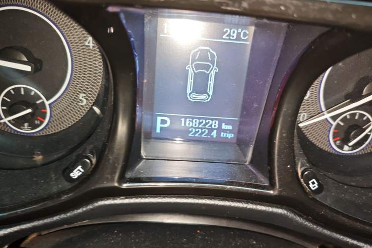 Used JMC Yusheng S350 2013 2.4T Automatic 2WD Diesel Ultra-Luxury 5-Seater Odometer Close Up