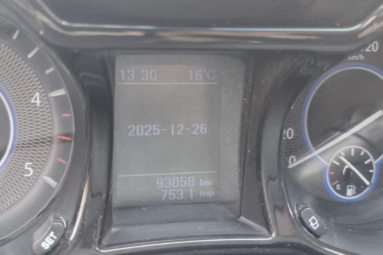 Used JMC Yusheng S350 2013 2.4T Manual Two-Wheel Drive Diesel Luxury 7-Seater Odometer Close Up