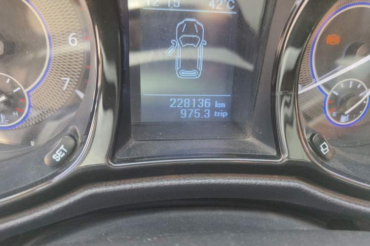 Used JMC Yusheng S350 2013 2.0T Manual 4x4 Gasoline Luxury Edition 5 Seats Odometer Close Up