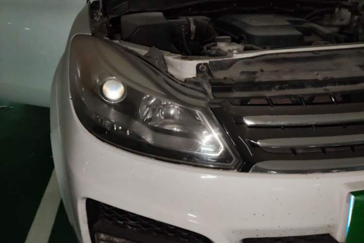 Used JMC Yusheng S350 2013 2.4T Automatic 2WD Diesel Luxury 7-Seater Right Front Headlight