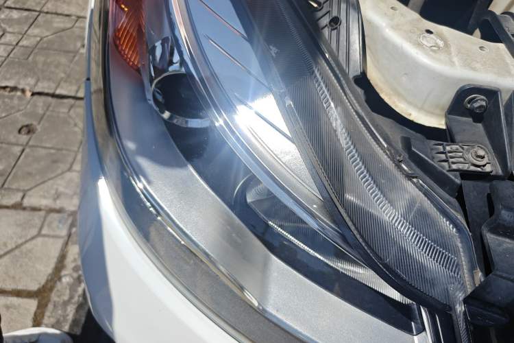 Used JMC Yusheng S350 2013 2.4T Automatic 2WD Diesel Luxury Edition 5 Seats Right Front Headlight