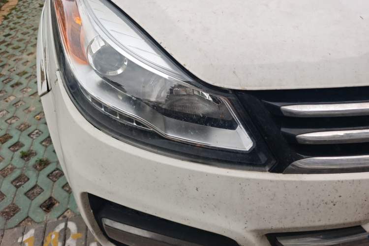Used JMC Yusheng S350 2013 2.4T Automatic 2WD Diesel Luxury Edition 5 Seats Right Front Headlight