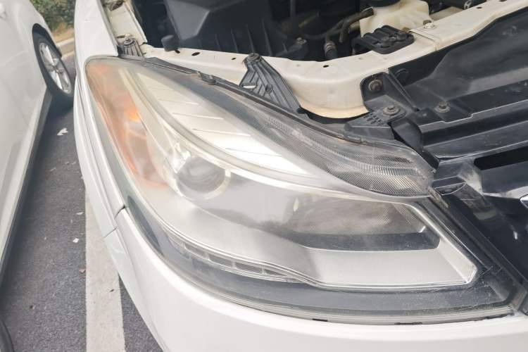 Used JMC Yusheng S350 2013 2.4T Manual 4x4 Diesel Luxury 7-Seater Right Front Headlight
