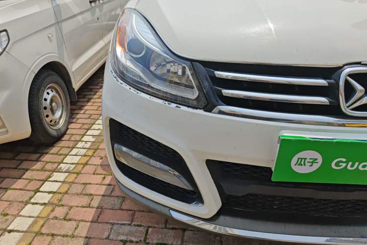 Used JMC Yusheng S350 2013 2.4T Automatic 4x4 Diesel Luxury 5-Seater Right Front Headlight