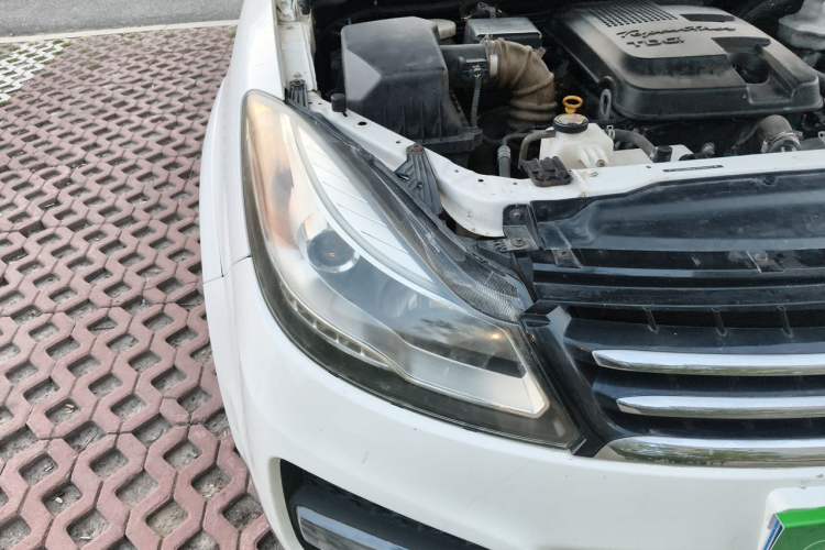Used JMC Yusheng S350 2013 2.4T Automatic 2WD Diesel Luxury Edition 5 Seats Right Front Headlight