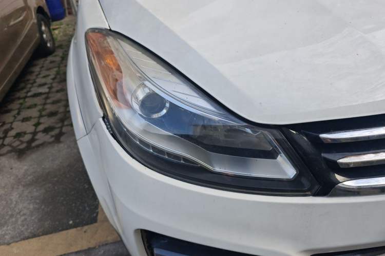 Used JMC Yusheng S350 2013 2.4T Automatic 2WD Diesel Luxury Edition 5 Seats Right Front Headlight