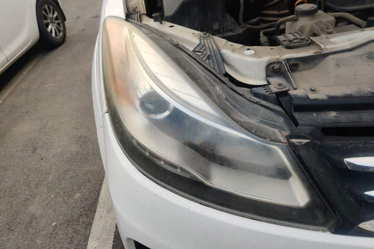 Used JMC Yusheng S350 2013 2.4T Automatic 2WD Diesel Luxury 7-Seater Right Front Headlight