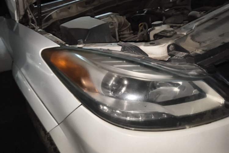 Used JMC Yusheng S350 2013 2.4T Automatic 2WD Diesel Luxury Edition 5 Seats Right Front Headlight