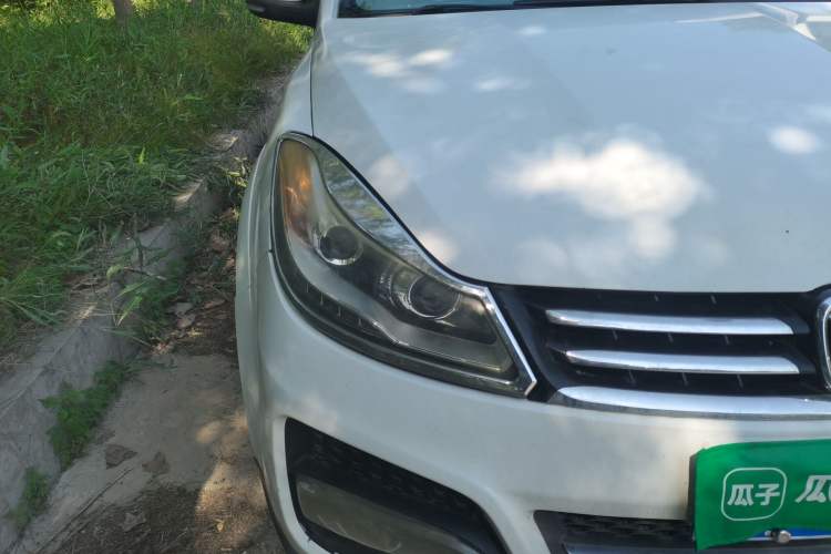 Used JMC Yusheng S350 2013 2.4T Automatic 4x4 Diesel Luxury 5-Seater Right Front Headlight