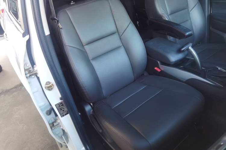 Used JMC Yusheng S350 2013 2.4T Automatic 2WD Diesel Ultra-Luxury 5-Seater Right Front Seat