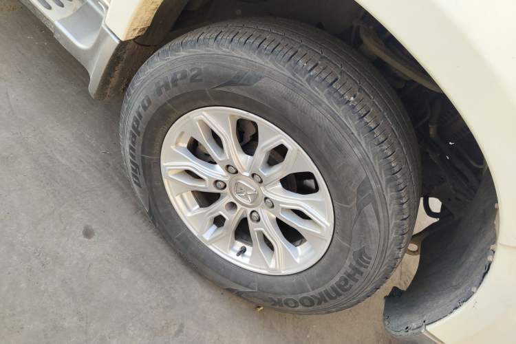 Used JMC Yusheng S350 2013 2.4T Automatic 2WD Diesel Luxury Edition 5 Seats Right Front Wheel Hub