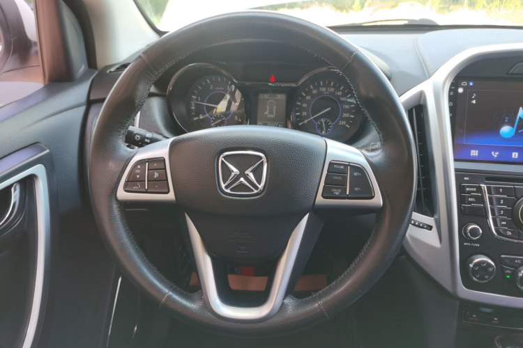 Used JMC Yusheng S350 2013 2.4T Automatic 2WD Diesel Luxury Edition 5 Seats Steering Wheel