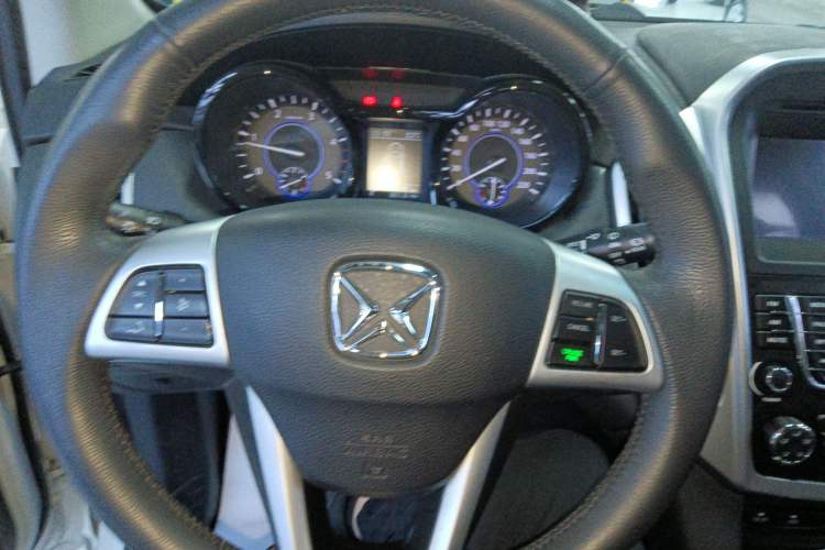 Used JMC Yusheng S350 2013 2.4T Automatic 2WD Diesel Luxury Edition 5 Seats Steering Wheel