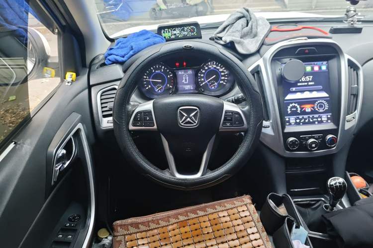 Used JMC Yusheng S350 2013 2.4T Manual 4x4 Diesel Luxury 7-Seater Steering Wheel