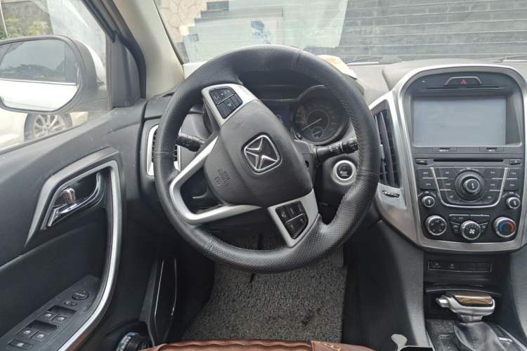 Used JMC Yusheng S350 2013 2.4T Automatic 2WD Diesel Luxury Edition 5 Seats Steering Wheel