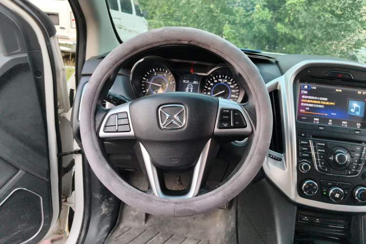 Used JMC Yusheng S350 2013 2.4T Automatic 2WD Diesel Luxury Edition 5 Seats Steering Wheel