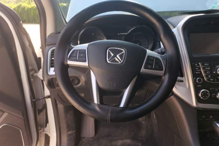 Used JMC Yusheng S350 2013 2.4T Automatic 4x4 Diesel Luxury 5-Seater Steering Wheel