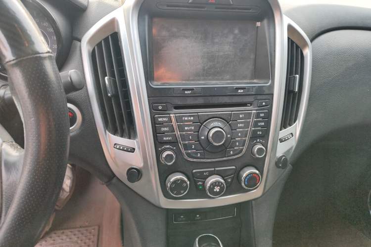 Used JMC Yusheng S350 2013 2.4T Automatic 2WD Diesel Luxury Edition 5 Seats Audio And AC Panel