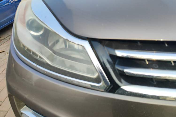 Used JMC Yusheng S350 2013 2.4T Automatic 2WD Diesel Luxury Edition 5 Seats Right Front Headlight