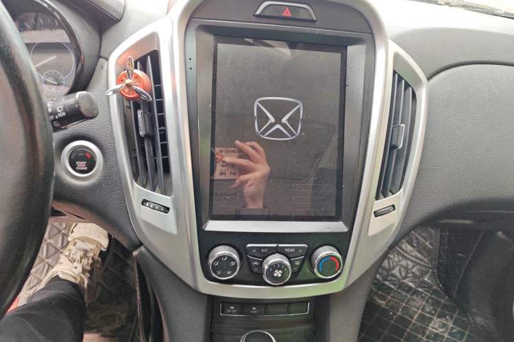 Used JMC Yusheng S350 2014 2.4T Automatic 2WD Diesel Luxury Version with Sunroof 7 Seats Audio And AC Panel