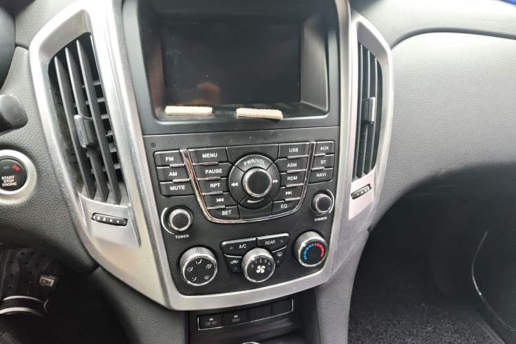 Used JMC Yusheng S350 2014 2.4T Automatic 2WD Diesel Luxury Version with Sunroof 7 Seats Audio And AC Panel