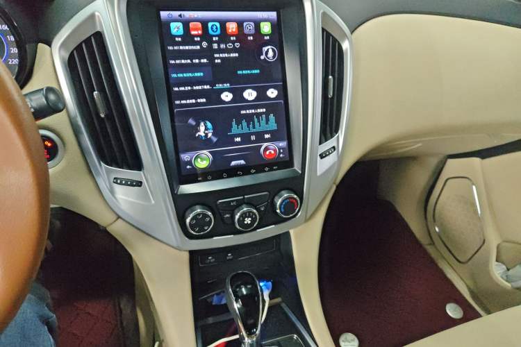 Used JMC Yusheng S350 2014 2.4T Automatic 2WD Diesel Luxury Version with Sunroof 5 Seats Audio And AC Panel