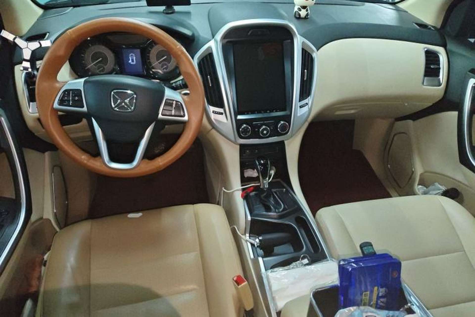 Used JMC Yusheng S350 2014 2.4T Automatic 2WD Diesel Luxury Version with Sunroof 5 Seats Center Console