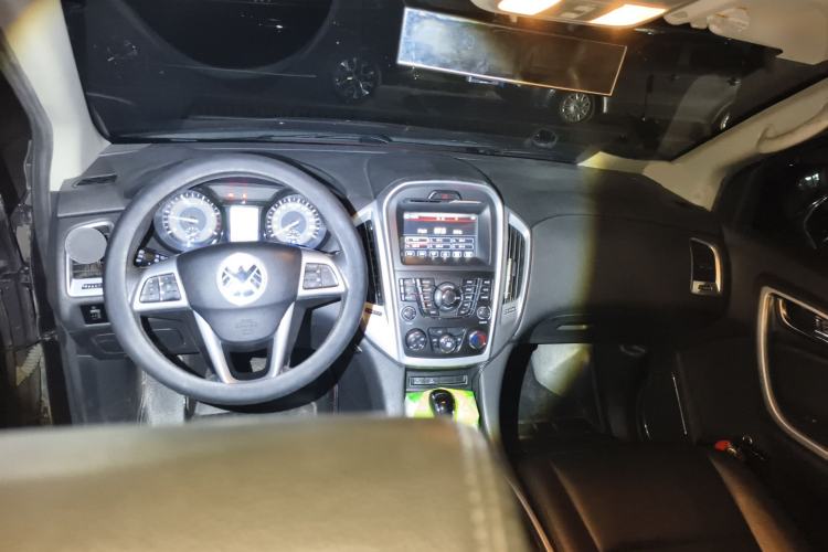 Used JMC Yusheng S350 2014 2.4T Automatic 2WD Diesel Luxury Version with Sunroof 5 Seats Center Console