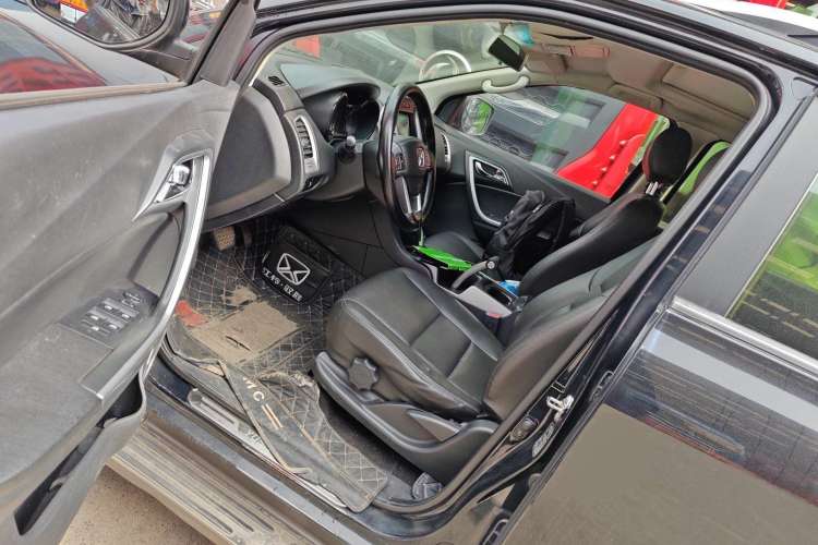 Used JMC Yusheng S350 2014 2.4T Automatic 2WD Diesel Luxury Version with Sunroof 7 Seats Driver Seat