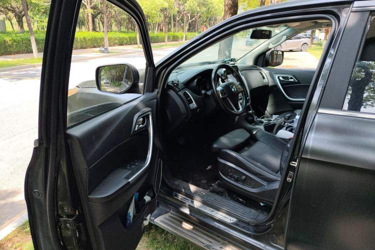 Used JMC Yusheng S350 2014 2.4T Automatic 4x4 Diesel Luxury Version with Sunroof 7 Seats Driver Seat