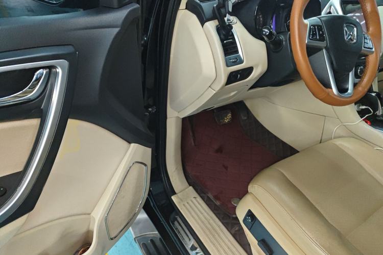 Used JMC Yusheng S350 2014 2.4T Automatic 2WD Diesel Luxury Version with Sunroof 5 Seats Driver Seat